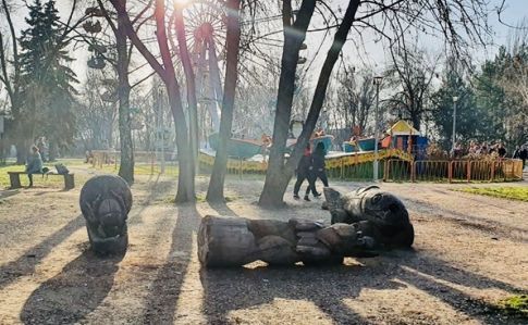 Одному з керівників парку у Запоріжжі, де на дитину впала 200-кг статуя, оголосили підозру