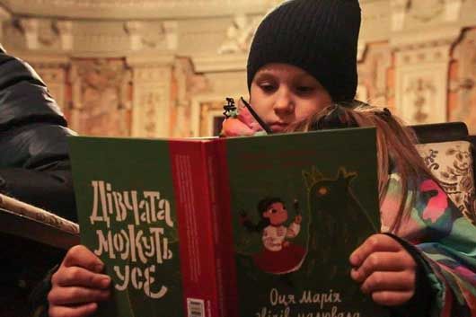 Юна блогерка представила книжку про дитячі роки Марії Примаченко