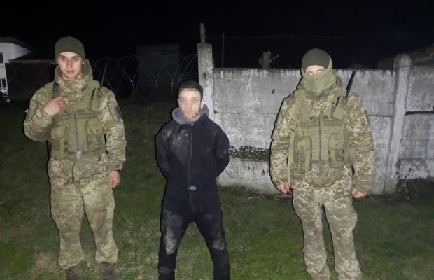 На Закарпатті затримали «водолаза», що переправляв медичні маски в Румунію. ВІДЕО