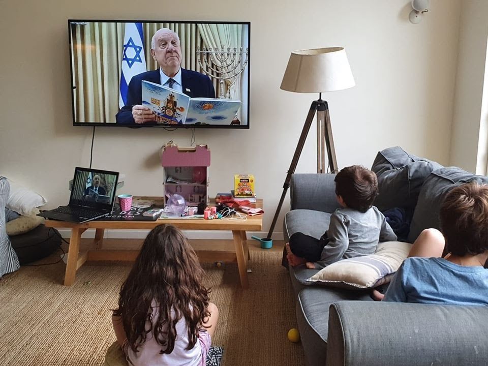 Президент Ізраїлю читає казки онлайн, щоб батьки відпочили під час карантину