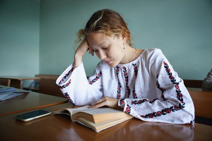 Освітній скандал: Зеленського питають навіщо вилучати зі стандартів українську і зарубіжну літературу