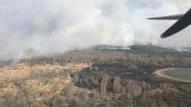 У Чорнобильській зоні гасять лісову пожежу за допомогою авіації