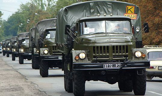 Росія загнала понад десяток тентових вантажівок на Донбас