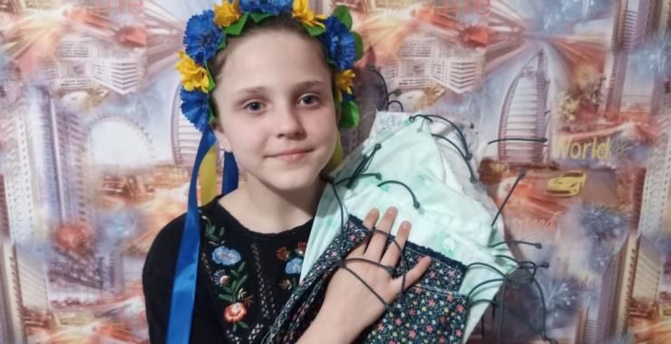 Аліса Пономаренко з Балаклеї шиє тисячі масок і дарує людям, фото