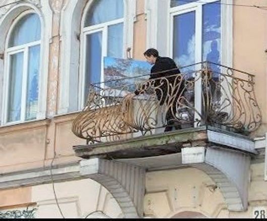 Мистецтво карантину: у Тернополі художник почав демонструвати картини на балконі
