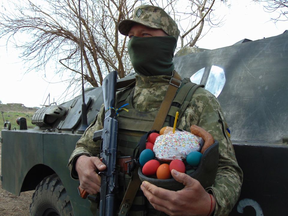 Великдень святкують захисники України на передовій, фото