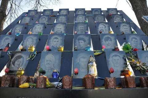 Паски до меморіалу: у Києві вшанували пам'ять Героїв Небесної Сотні, фото