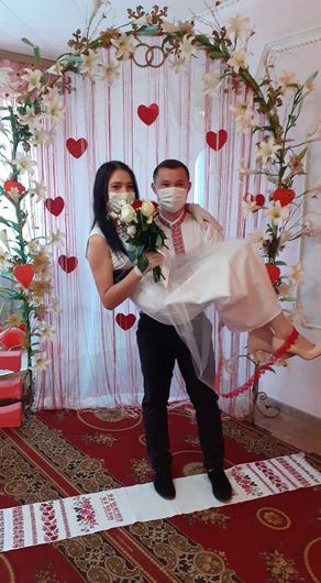 У Монастириську на Тернопільщині закохані побрались у масках та рукавичках
