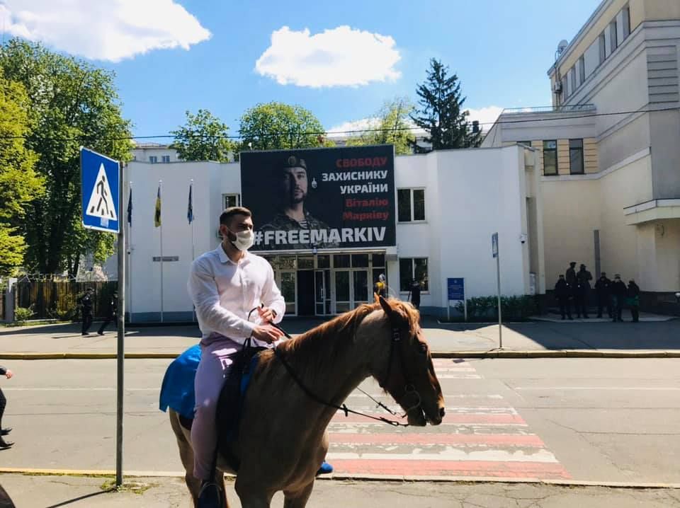 Активіст Бур’янов приїхав на коні до «середньовічного» МВС