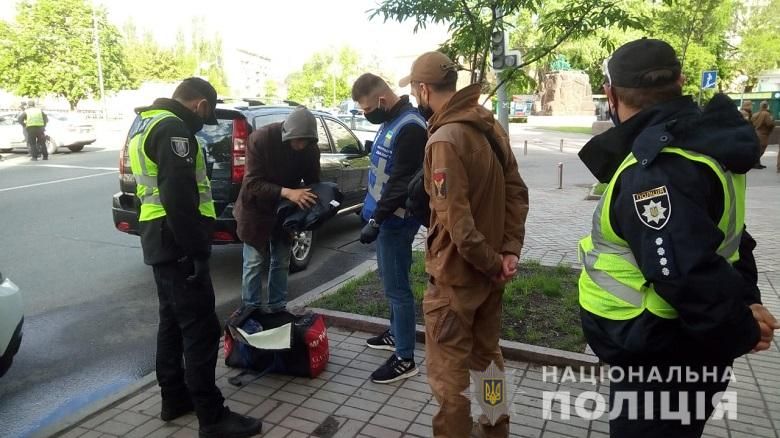 День перемоги у Києві: вибухотехніки і кінологи перевіряють підозрілих, фото