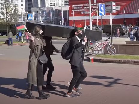 Танці  з труною: у Мінську протестували проти парадів під час коронавірусу