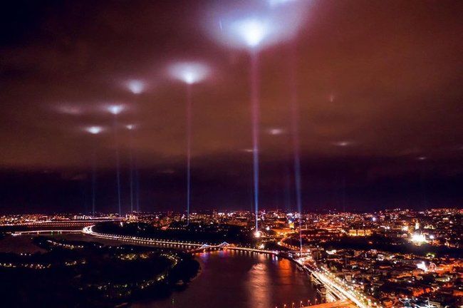 Стоп Культурний Карантин: небо над 20 містами пронизало проміння світла