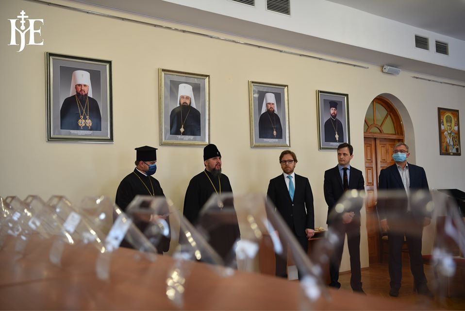 Партію захисних щитків медикам передали Православна церква України спільно із посольством Литви в Україні.