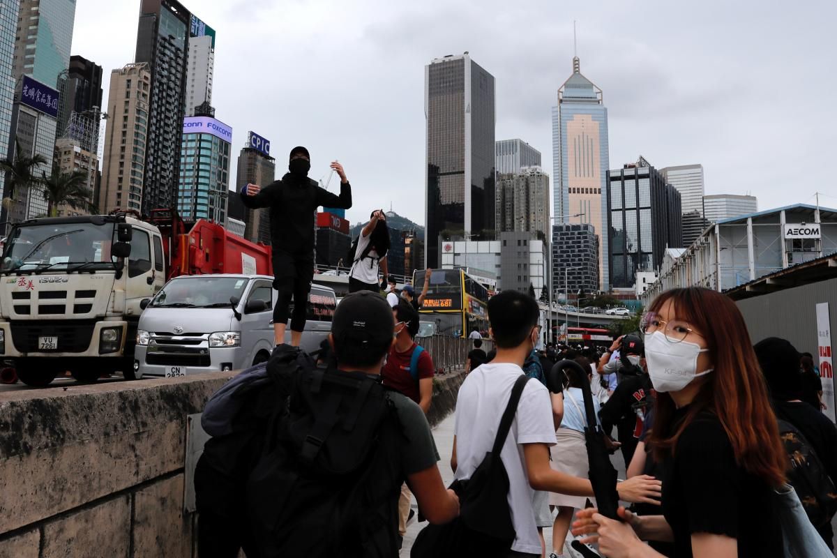 У Гонконзі розігнали сльозогінним газом тисячі протестувальників, фото