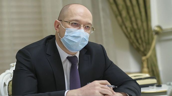 Медреформа в Україні: Шмигаль обіцяє не закривати лікарні
