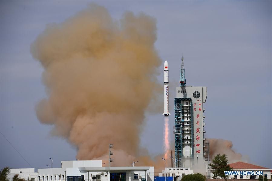 Запуск ракети-носія Long March-2D з космодрому Цзюцюань.