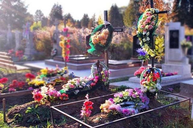 Троїцька поминальна субота: не несіть пластикові квіти на кладовища
