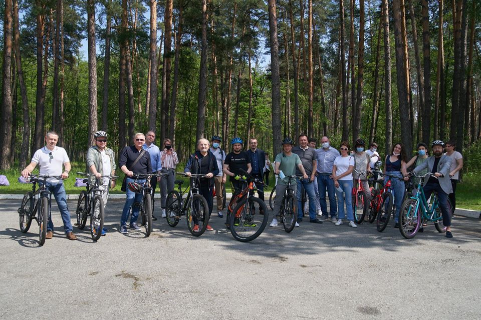 Зеленський покатався із журналістами на велосипедах