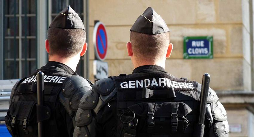 У Франції заборонили поліцейським придушувати затриманих