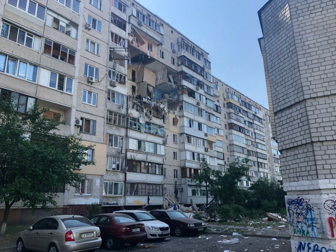 Вибухом зруйновано міжповерхові перекриття між 4-м та 7-м поверхами у будинку по вулиці Григоренка, 41.