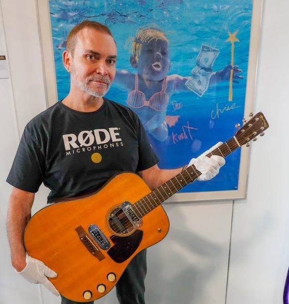 Австралієць Пітер Фрідман купив гітару Курта Кобейна за рекордні 6 млн доларів