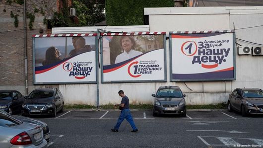Знову на двох стільцях: на виборах у Сербії впевнено перемагає партія президента Вучича