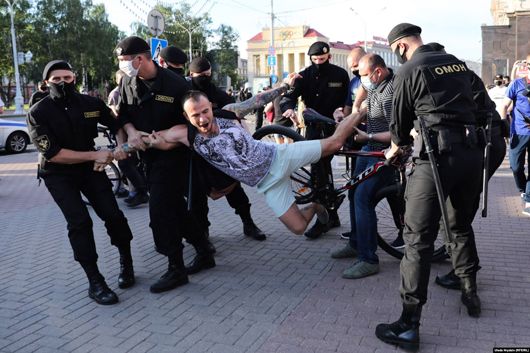«Бацьку» страхи охопили: напередодні виборів президента у Білорусі масові арешти