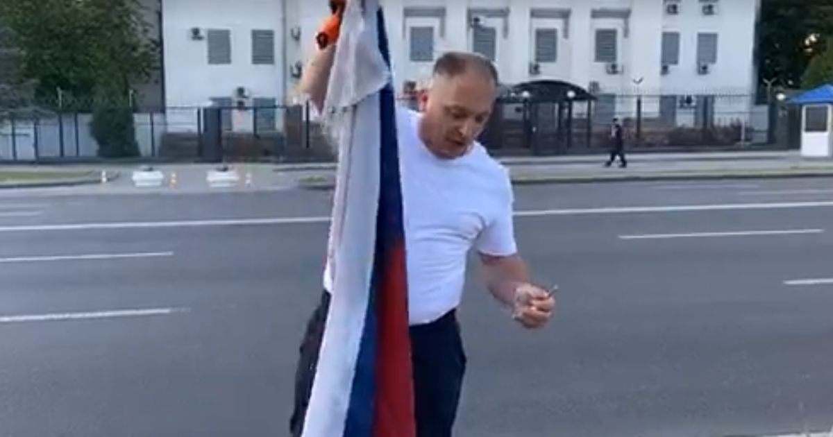 Відповідь Шарію: мер Конотопа Семеніхін спалив російський прапор, відео