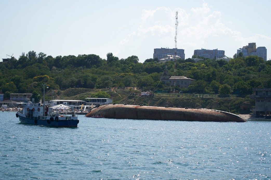 Потонулий танкер «Делфі» в Одесі мають підняти до 20 липня - Зеленський