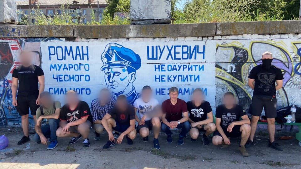 Графіті з портретом Шухевича відновили у Дніпрі після вандалів