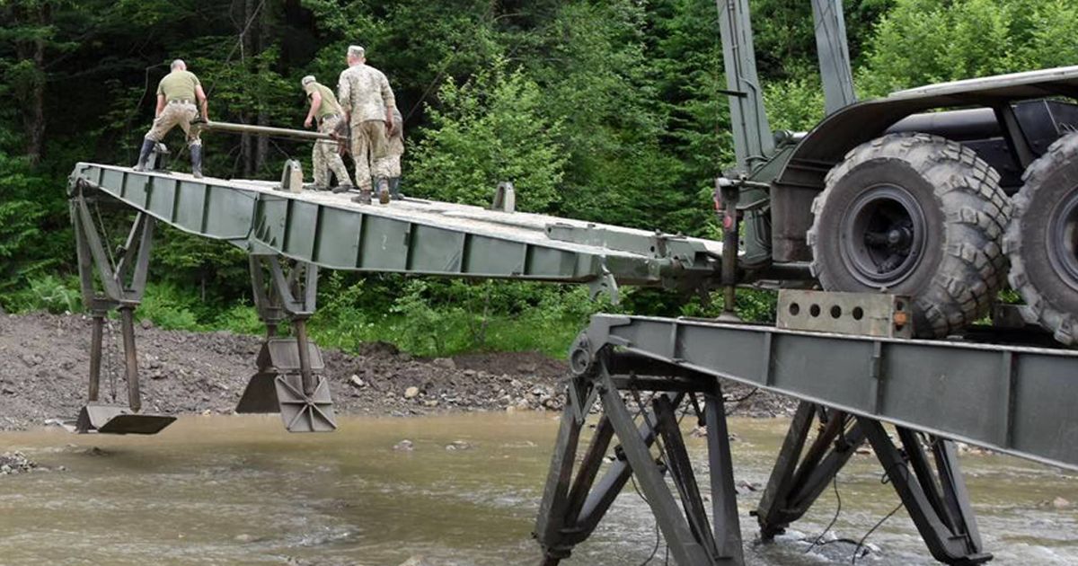 Повені на Прикарпатті: військові інженери встановлюють тимчасові мости