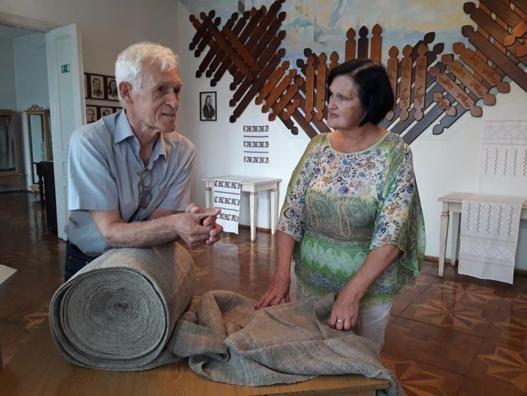 У Новограді-Волинському вишивають 24-метровий рушник на столітньому полотні за узорами Олени Пчілки