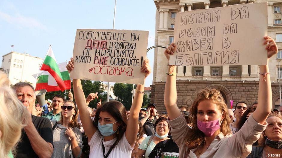 Бунт на сонячних берегах: у Болгарії десятки тисяч протестувальників вимагають відставки уряду