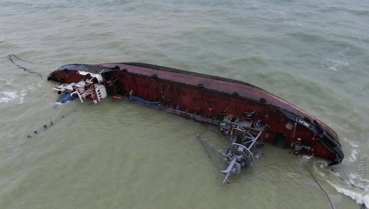 Дві спроби підняти танкер Делфі в Одесі провалилися