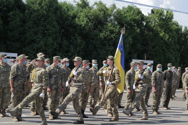 На вірність українському народові: після присяги частина випускників київських вишів хочуть служити в армії