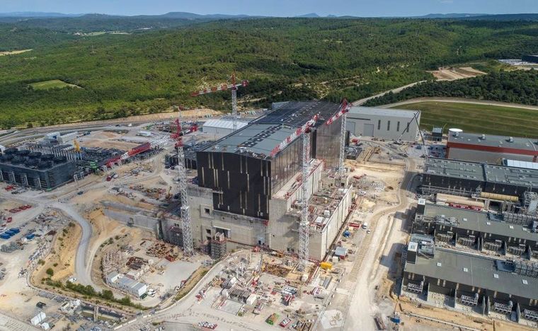 Найбільший у світі термоядерний реактор почали збирати у Франції.