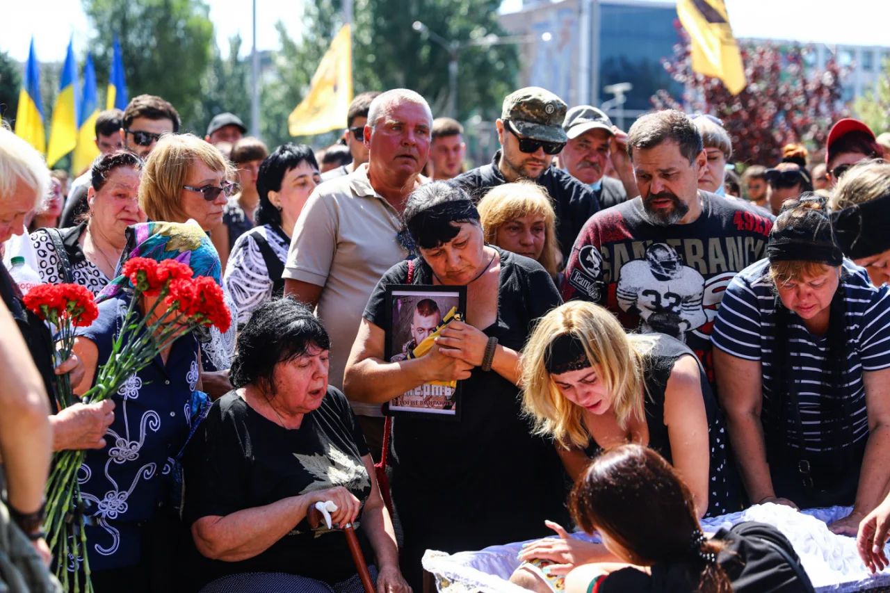 «Пам'ятаємо, помстимося»: у Запоріжжі попрощалися з убитим бійцем «Азова» Олегом Черевком