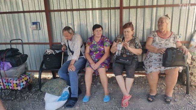 Життя на КПВВ «Новотроїцьке»: окупанти не пропускають десятки жителів ОРДО додому
