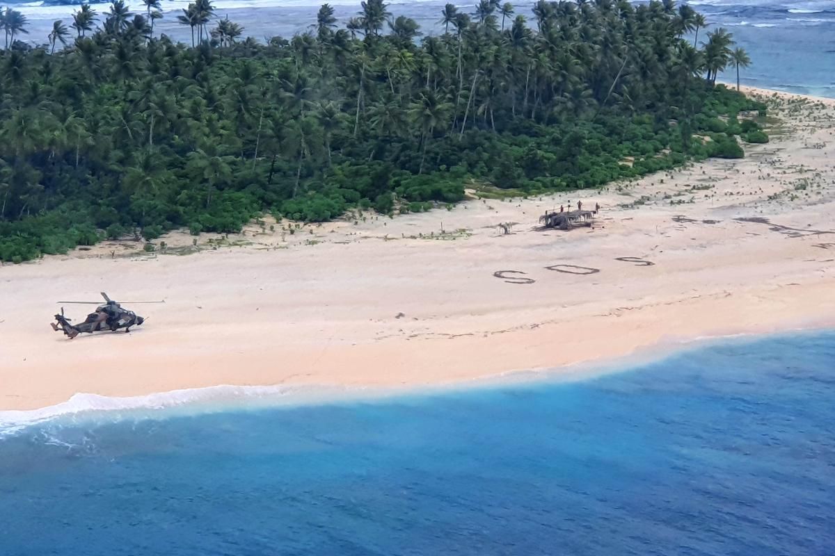 SOS на піску: на безлюдному острові Тихого океану врятували трьох моряків