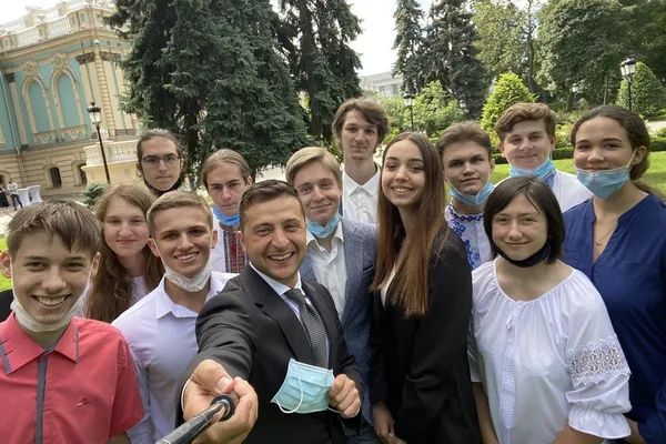 Рекордсмени ЗНО в Україні: Зеленський поділився фото до Міжнародного дня молоді