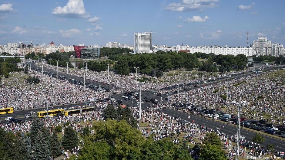 Білорусь на перехресті історії: сотні тисяч протестуючих у Мінську, тисячі — у містах по країні
