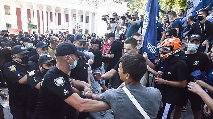Британія і Швейцарія закликали розслідувати насильство на Марші рівності в Одесі