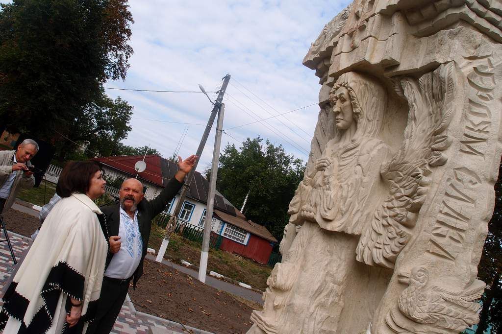 У його руках оживає дерево: Анатолій Євлогієв із села Стайки володіє унікальною технікою різьблення