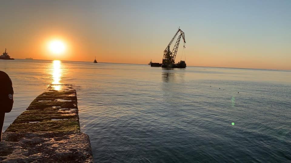 З пляжу «Дельфін» в Одесі нарешті прибрали танкер Delfi