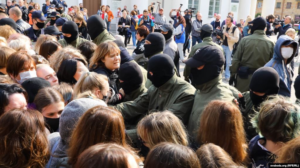 Бійці ОМОНу і невідомі в балаклавах брутально заштовхувати дестки жінок у автозаки під час маршу в Мінську 12 вересня.