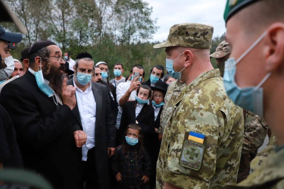 Нові Яриловичі: 1,5 тисячі хасидів з Білорусі не пустили в Україну, фото