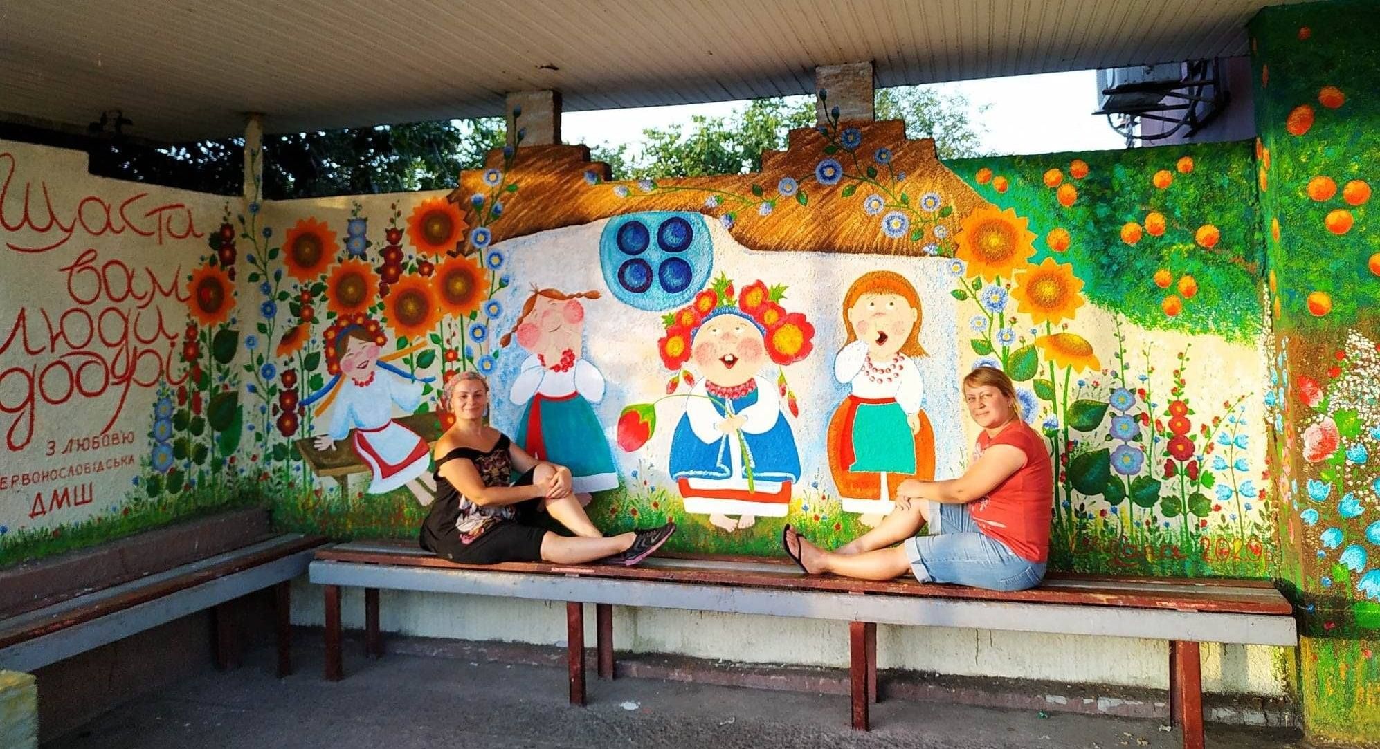 На Черкащині юні художники перетворили автобусні зупинки на барвисті арт-об’єкти