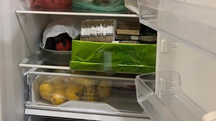 Посадовці Укрзалізниці ховали вкрадені гроші в холодильнику