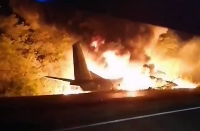 Поблизу Чугуїва розбився і згорів літак Ан-26 з курсантами, відео
