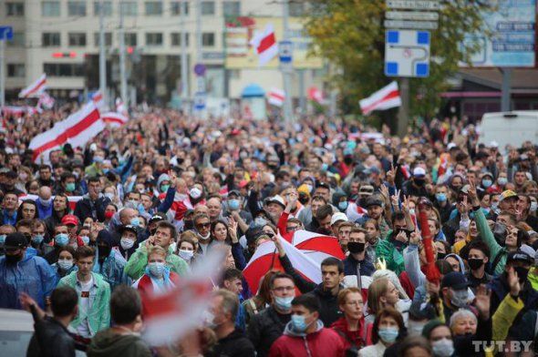 У Мінську мітингують 100 тисяч людей, ОМОН використовує спецзасоби